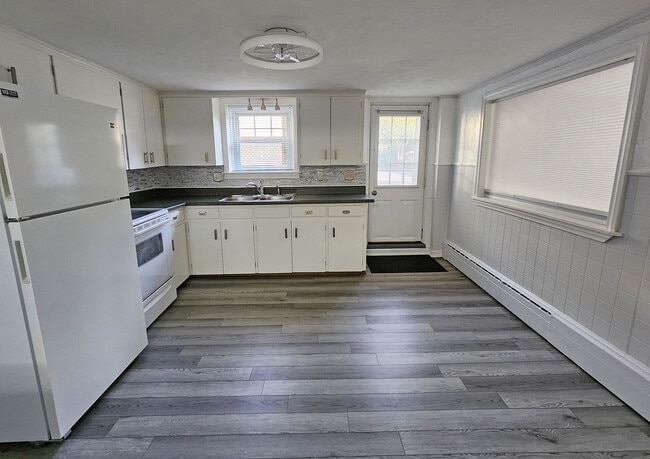 Building Photo - 216 5th St