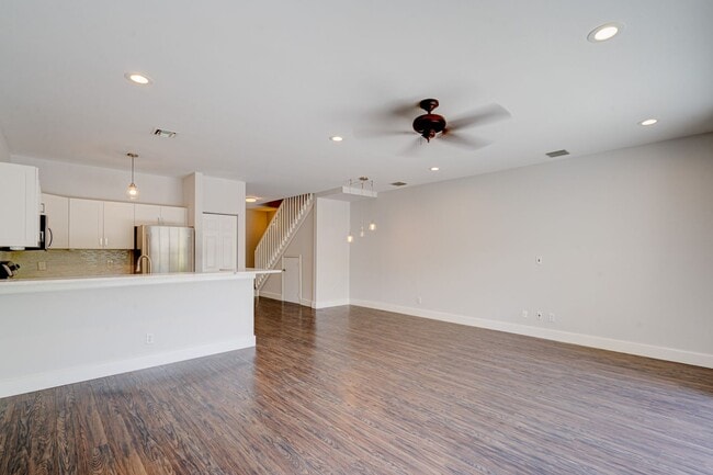 Foto del edificio - TWO WEEKS FREE! GORGEOUS townhouse updated...