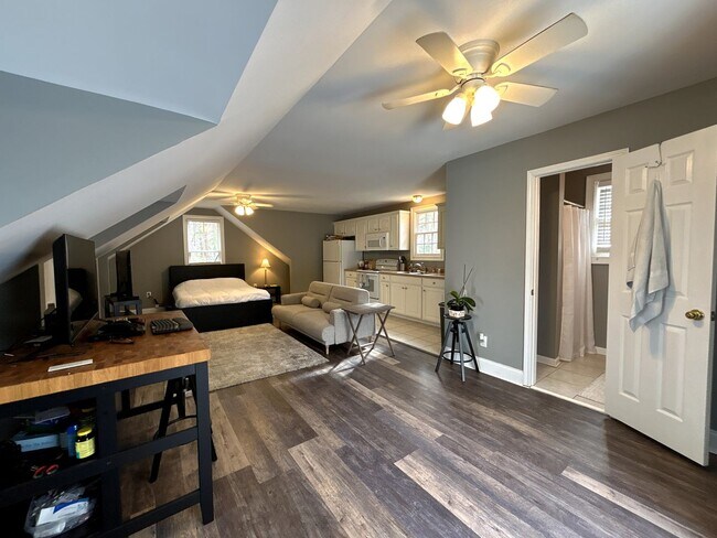 Foto del edificio - Beautiful and Convenient Private Apartment...