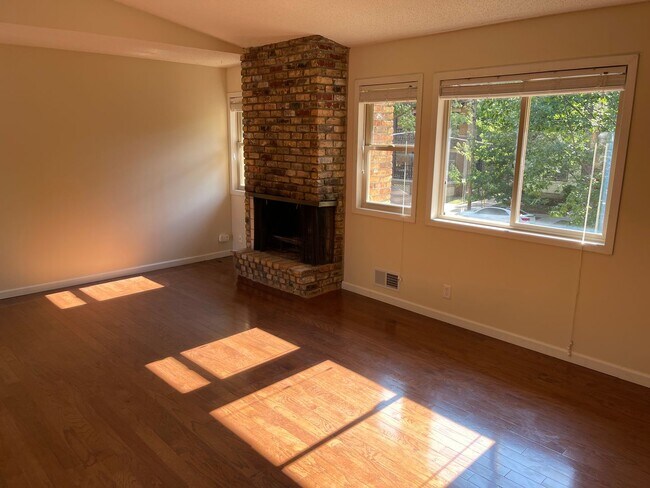 Foto del edificio - 222 Virginia 3 bed 2 bath apartment in his...