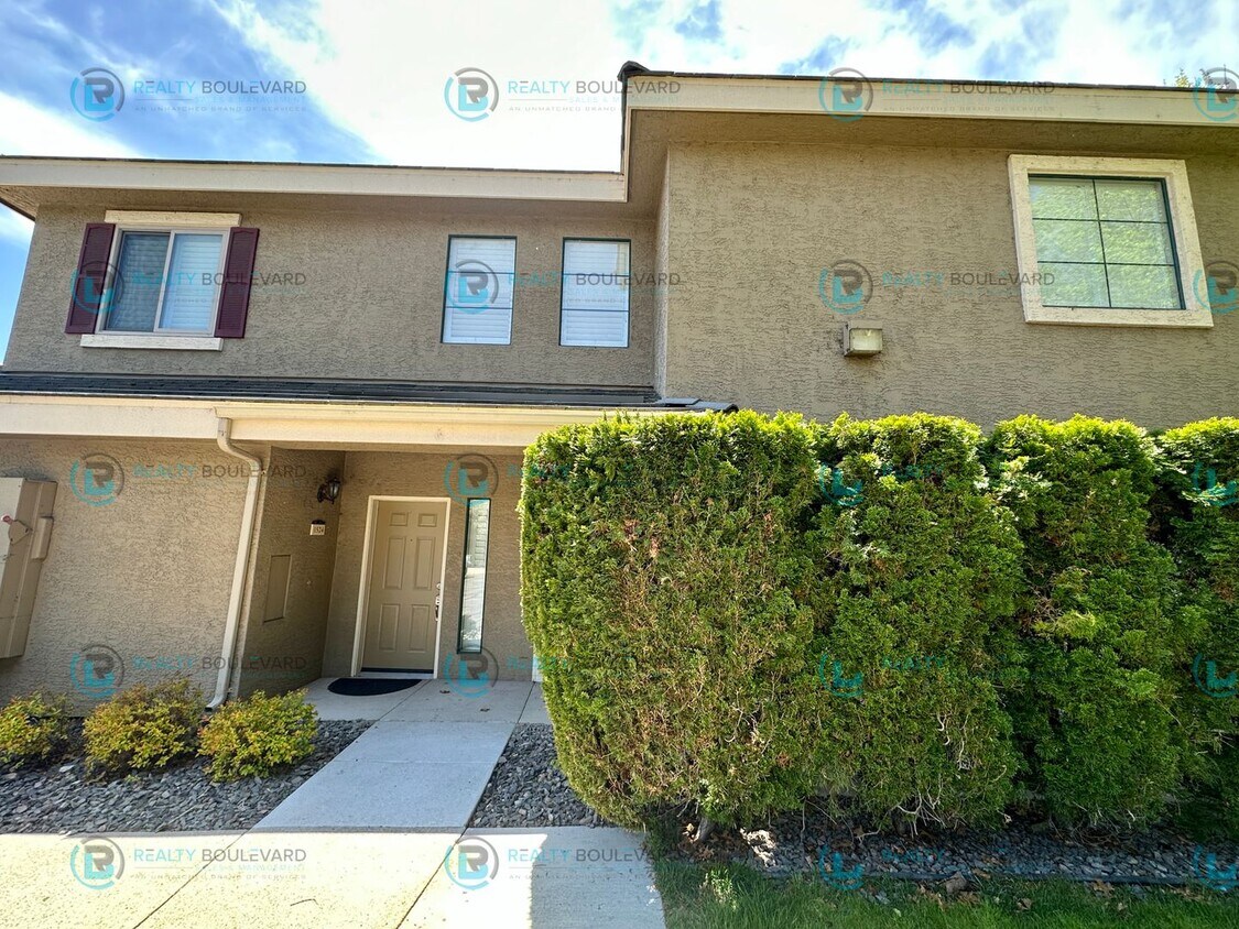 Foto principal - Two-Story Charm in a Resort-Inspired Commu...