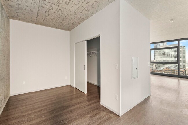 Foto del edificio - 643 S Clark St