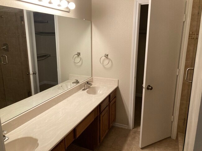 Building Photo - 2029A Falcon Ridge Dr