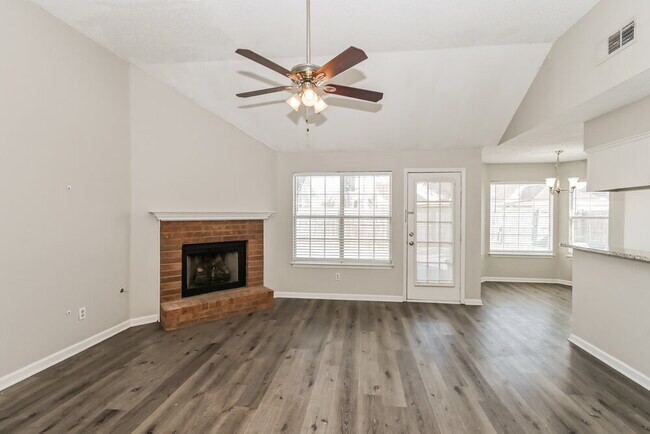 Foto del edificio - 7550 Roundleaf Dr