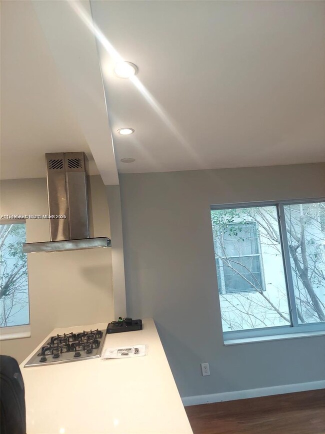 Foto del edificio - 7430 Carlyle Ave