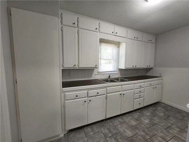 Building Photo - 3 Bedroom 1 bathroom home near OBU