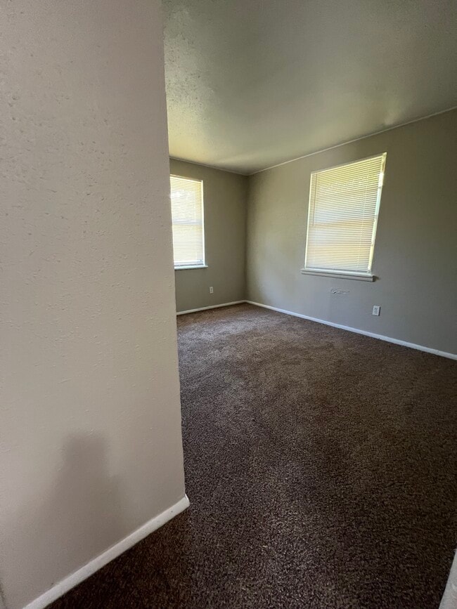 Building Photo - 1105 Hickory Ln