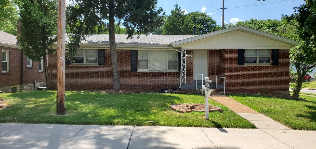 Foto principal - 1361 N Florissant Rd