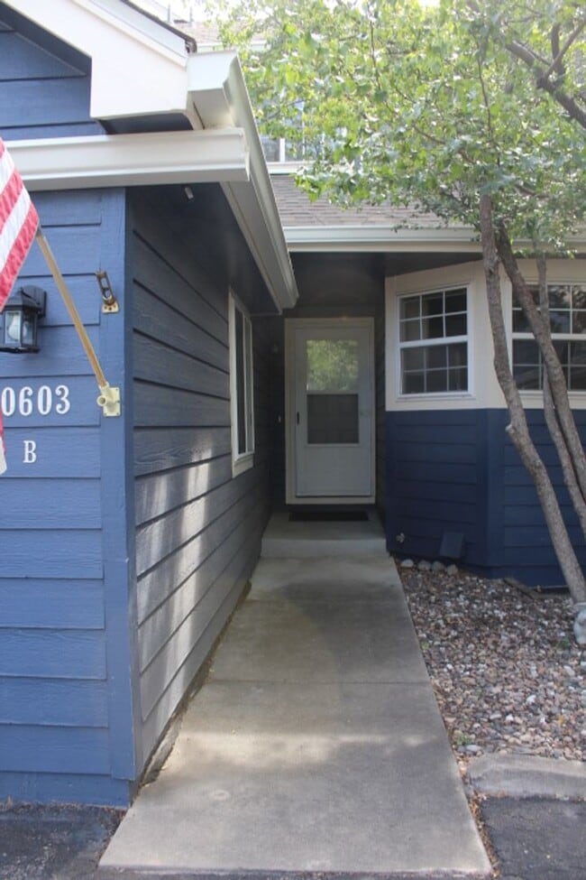 Building Photo - 2 BR/2 1/2 BA Townhouse in Gated Littleton...