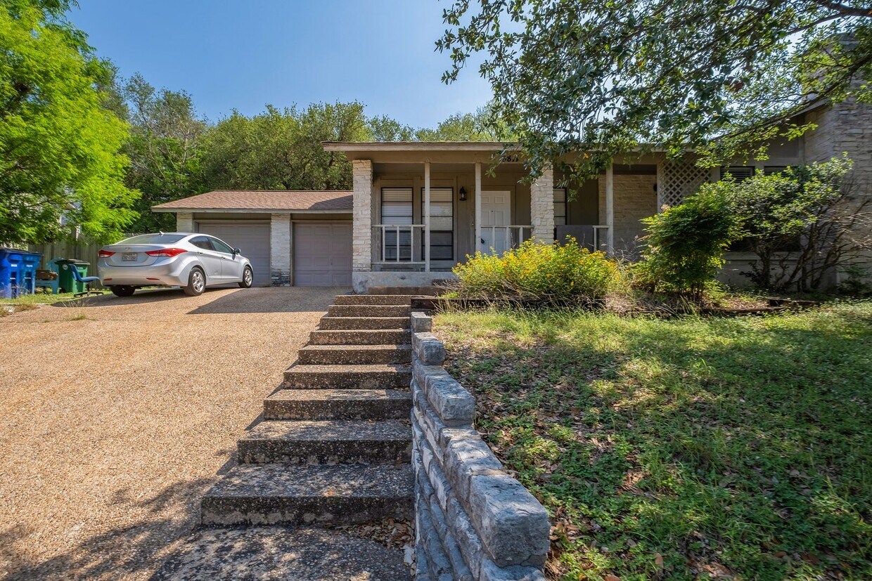 Foto principal - Charming 2-Bedroom, 1-Bath Duplex in North...