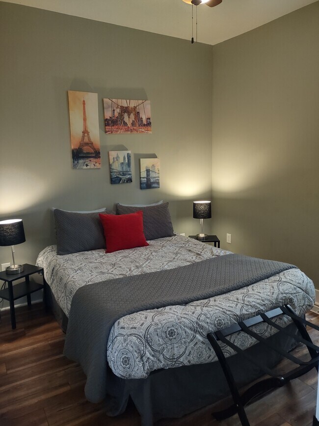 Foto del edificio - 3144 Woodbine Ave