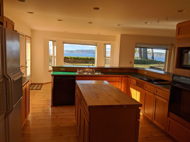 Building Photo - Gorgeous 3-bedroom home on Hood canal with...