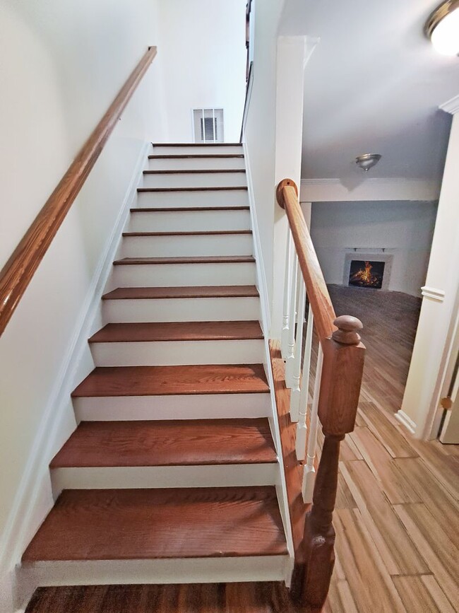 Building Photo - Gorgeous 3-Level End Unit Townhome in Bran...