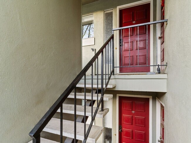 Foto del edificio - 2 Bd/1 Ba Farm Hill Condo - Top-floor Unit...