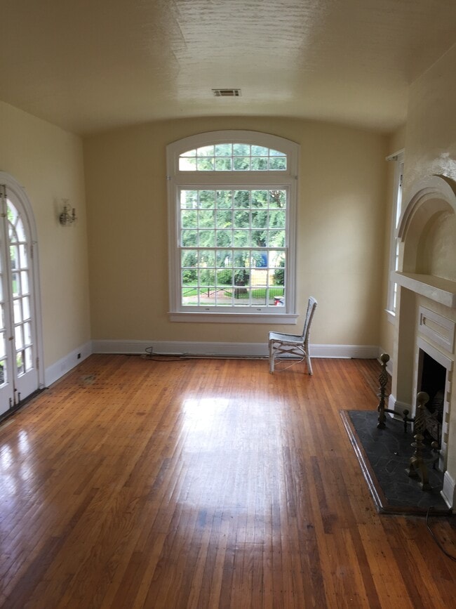 Building Photo - 9 Trianon Plz