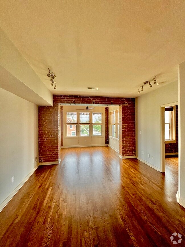 Building Photo - 200 E 43rd St