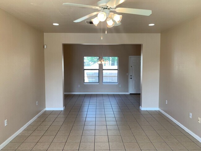 Foto del edificio - *COMING SOON* Spacious 3BR Two-Story Near Lackland AFB with Fenced Backyard