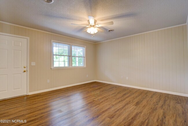 Building Photo - 402 Sausalito Dr