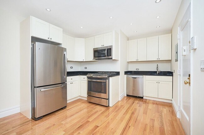 Building Photo - 16 E 58th St