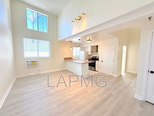 Building Photo - 432 N Kingsley Dr
