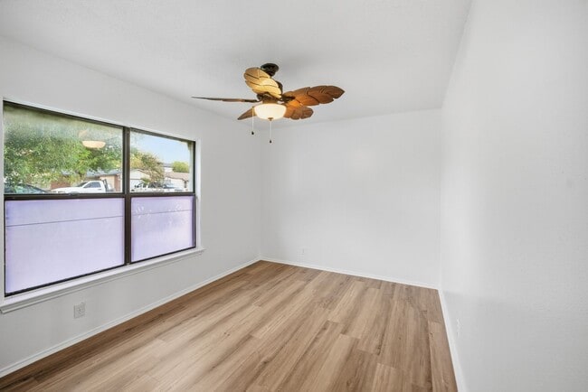 Foto del edificio - Spacious Updated 4-Bedroom Home in Quiet N...