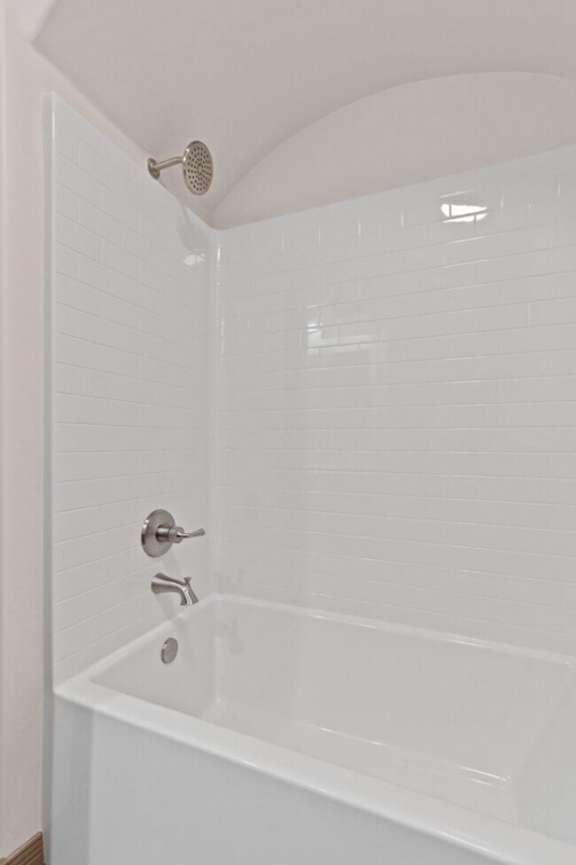 Building Photo - Newer Townhome, $400.00 off your first months rent!!!