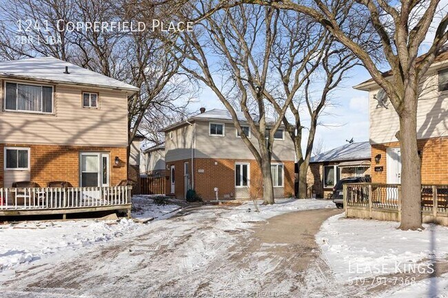 Photo du bâtiment - MOVE-IN READY 2 STOREY HOME IN THE VILLAGES OF RIVERSIDE