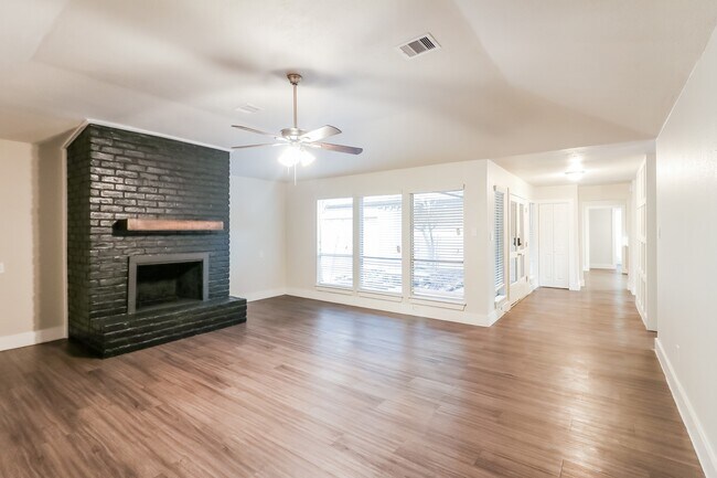 Foto del edificio - 4515 Sylvan Glen Dr