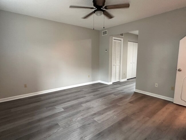Building Photo - Island Townhouse-Close to Shopping and Beach!