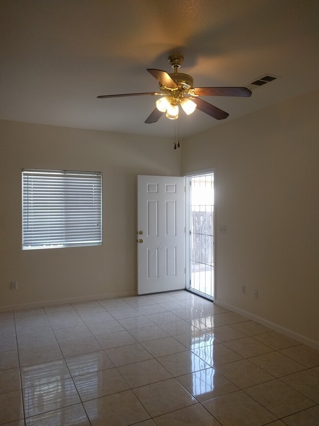 Foto del edificio - Huge 4-bedroom single story home