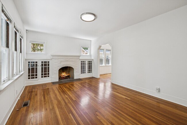Building Photo - Charming 2BR Cottage in Premier Crescent P...