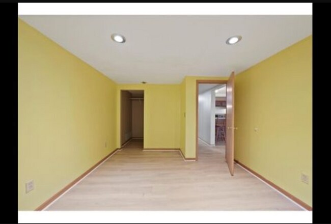 Foto del edificio - 1707 Hallmark Ave N