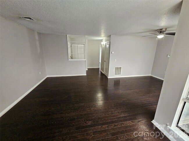 Foto del edificio - 4811 Spring Lake Dr