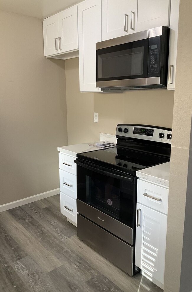 Building Photo - Stunning Remodeled Treat Boulevard unit! A...