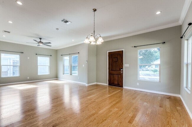 Foto del edificio - CHARMING LONE STAR DISTRICT COTTAGE