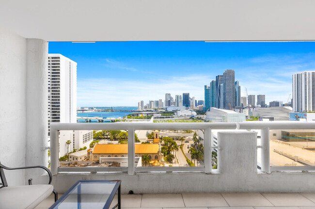 Foto del edificio - 1717 N Bayshore Dr