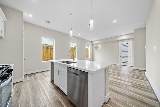 Building Photo - 7522 Sandle St