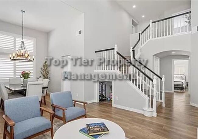 Building Photo - ***Gorgeous, Renovated 5 bed / 3 bath / 2,...