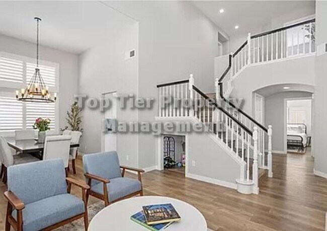 Foto del edificio - ***Gorgeous, Renovated 5 bed / 3 bath / 2,...