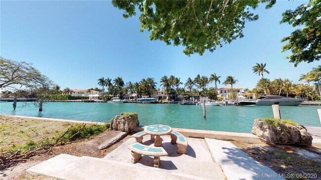 Foto del edificio - 9720 W Bay Harbor Dr