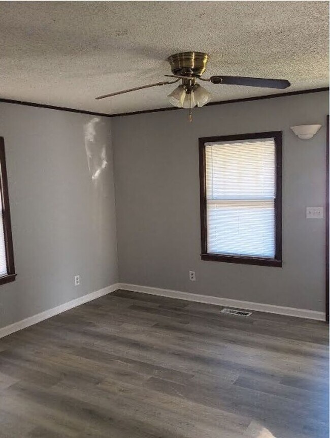 Foto del edificio - 310 E Jackson St