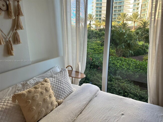 Foto del edificio - 10275 Collins Ave