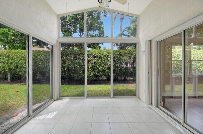 Foto del edificio - 6779 Indianwood Way