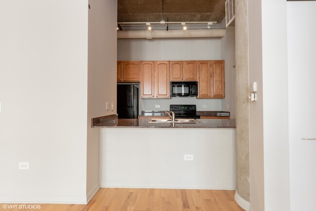 Building Photo - 125 E 13th St