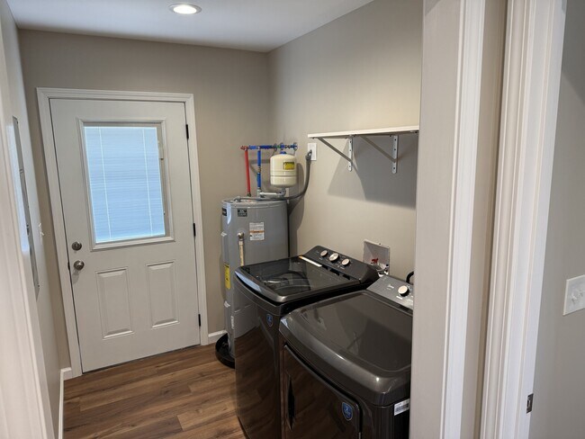Building Photo - 105 Robins Way
