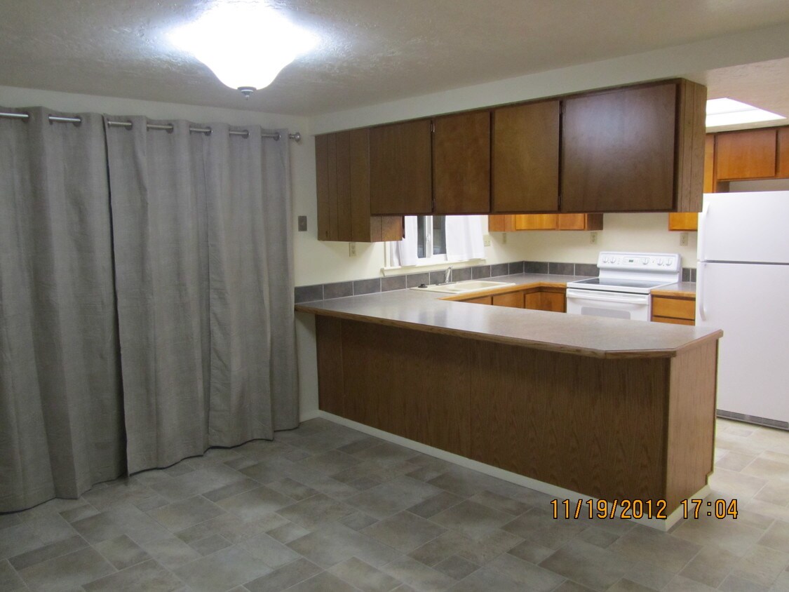 dining room, kitchen - 2222 Gail Dr