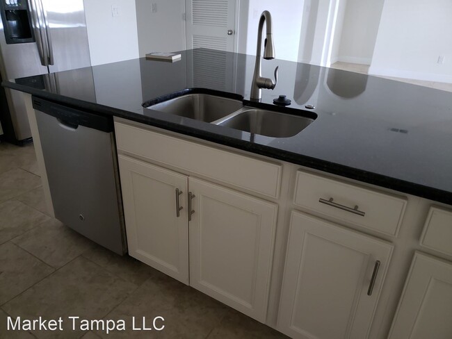 Building Photo - 4 br, 3 bath House - 428 Palastro Ave