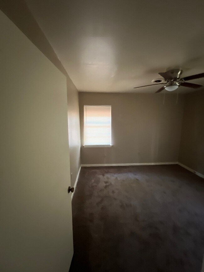 Building Photo - 1550 Wood Glen Dr
