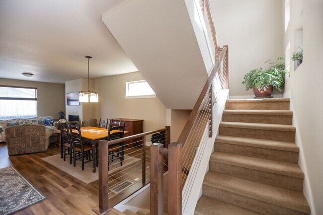 Building Photo - Modern 5 Bedroom 4 Bath house near Spring ...
