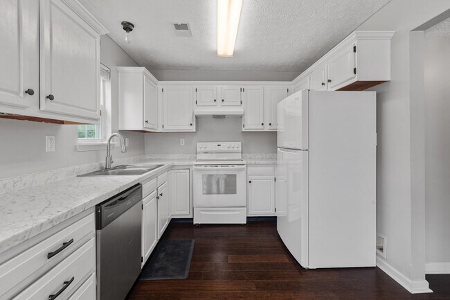 Foto del edificio - 364 Forest Hill Dr